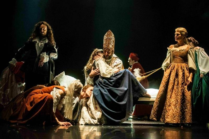 TARP LENOS KOJŲ, ARBA „ŠVENČIAUSIOSIOS MERGELĖS MARIJOS MIRTIS“ PAGAL MIKELANDŽELĄ KARAVADŽĄ