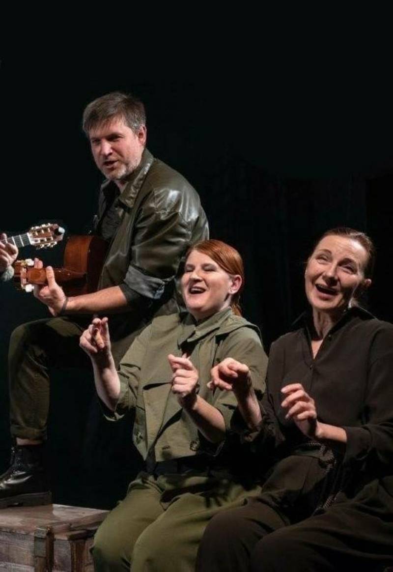 Pilies teatras Spektaklis ''DIDŽIOJI RAUDA TIES DEGANČIAIS VYNUOGIENOJAIS''